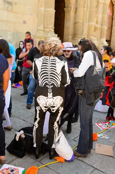 オアハカ メキシコ 2016年10月31日 死者の日 ディア ムエルトス の骨格に身を包んだ正体不明の女性 メキシコの祝日 ユネスコ無形文化遺産 — ストック写真