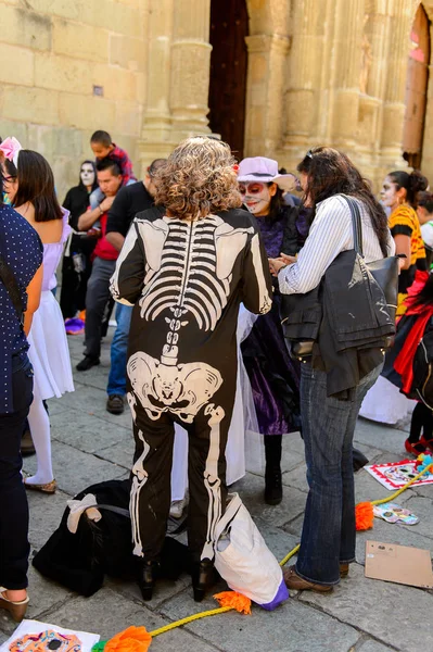 オアハカ メキシコ 2016年10月31日 死者の日 ディア ムエルトス の骨格に身を包んだ正体不明の女性 メキシコの祝日 ユネスコ無形文化遺産 — ストック写真