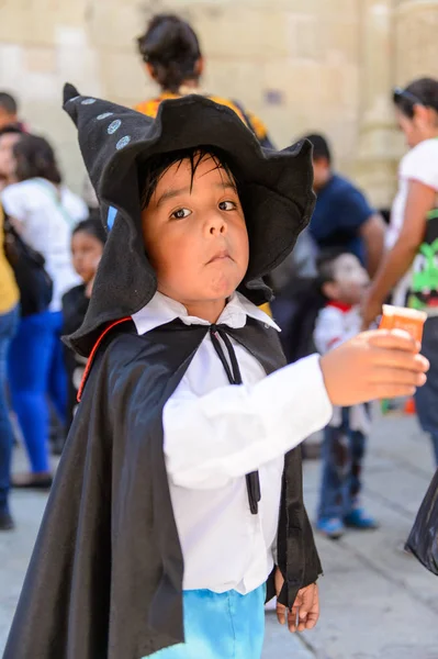 Oaxaca, Meksika - Eki 31, 2016: Ölüler Günü için giyinmiş tanımlanamayan çocuk (Dia de los Muertos), ulusal Meksika tatili, Unesco İnsanlığın Somut Olmayan Kültürel Mirası