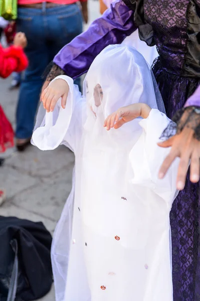 Oaxaca, Meksika - Eki 31, 2016: Ölüler Günü için bir hayalet gibi giyinmiş tanımlanamayan çocuk (Dia de los Muertos), ulusal Meksika tatili, Unesco İnsanlığın Somut Olmayan Kültürel Mirası