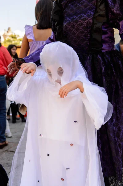Oaxaca, Meksika - Eki 31, 2016: Ölüler Günü için bir hayalet gibi giyinmiş tanımlanamayan çocuk (Dia de los Muertos), ulusal Meksika tatili, Unesco İnsanlığın Somut Olmayan Kültürel Mirası
