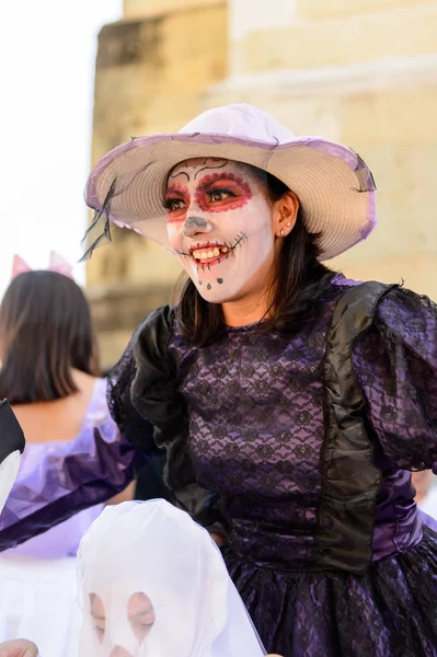 Oaxaca, Meksika - 31 Ekim 2016: Ölüler Günü için çizilen kimliği belirsiz kadın (Dia de los Muertos), ulusal Meksika tatili, Unesco İnsanlığın Somut Olmayan Kültürel Mirası