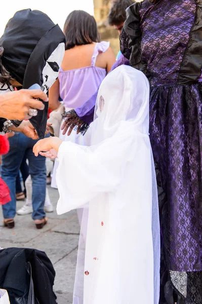 Oaxaca, Meksika - Eki 31, 2016: Ölüler Günü için bir hayalet gibi giyinmiş tanımlanamayan çocuk (Dia de los Muertos), ulusal Meksika tatili, Unesco İnsanlığın Somut Olmayan Kültürel Mirası