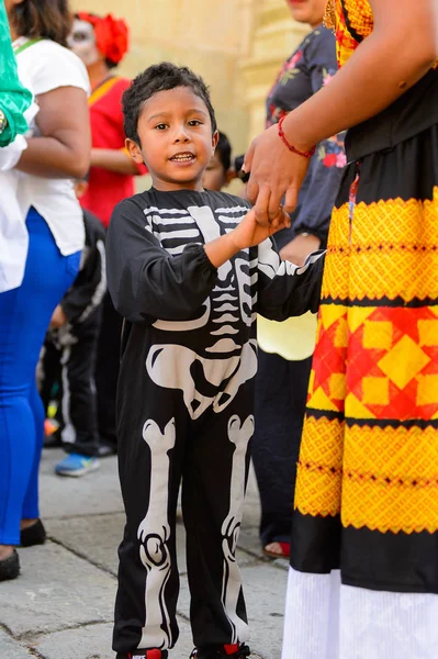 Oaxaca, Meksika - Eki 31, 2016: Ölüler Günü için bir iskelet gibi giyinmiş tanımlanamayan çocuk (Dia de los Muertos), ulusal Meksika tatili, Unesco İnsanlığın Somut Olmayan Kültürel Mirası