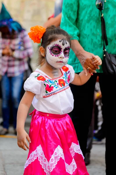Oaxaca, Meksika - Eki 31, 2016: Ölüler Günü için zombi olarak boyanmış tanımlanamayan kız (Dia de los Muertos), ulusal Meksika tatili, Unesco İnsanlığın Somut Olmayan Kültürel Mirası
