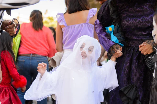Oaxaca, Meksika - Eki 31, 2016: Ölüler Günü için bir hayalet gibi giyinmiş tanımlanamayan çocuk (Dia de los Muertos), ulusal Meksika tatili, Unesco İnsanlığın Somut Olmayan Kültürel Mirası