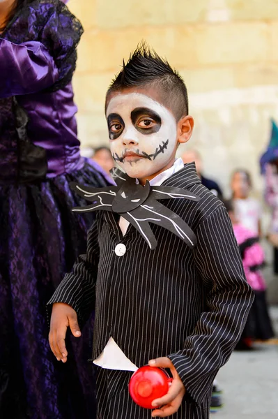 Oaxaca, Meksika - Eki 31, 2016: Ölüler Günü için zombi olarak boyanmış tanımlanamayan çocuk (Dia de los Muertos), ulusal Meksika tatili, Unesco İnsanlığın Somut Olmayan Kültürel Mirası