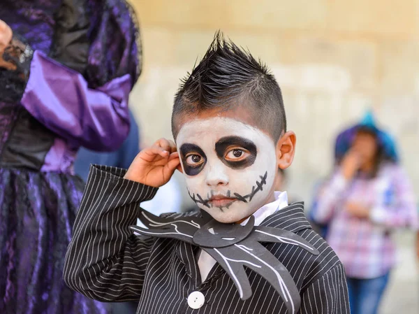 Oaxaca, Meksika - Eki 31, 2016: Ölüler Günü için zombi olarak boyanmış tanımlanamayan çocuk (Dia de los Muertos), ulusal Meksika tatili, Unesco İnsanlığın Somut Olmayan Kültürel Mirası