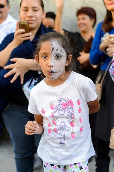 Oaxaca, Meksika - Eki 31, 2016: Ölüler Günü için zombi olarak boyanmış tanımlanamayan kız (Dia de los Muertos), ulusal Meksika tatili, Unesco İnsanlığın Somut Olmayan Kültürel Mirası