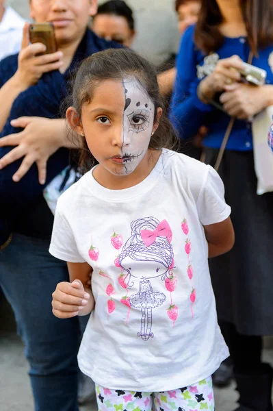 Oaxaca, Meksika - Eki 31, 2016: Ölüler Günü için zombi olarak boyanmış tanımlanamayan kız (Dia de los Muertos), ulusal Meksika tatili, Unesco İnsanlığın Somut Olmayan Kültürel Mirası