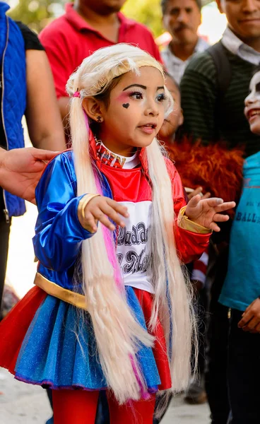 Oaxaca, Meksika - Eki 31, 2016: Ölüler Günü için Harley Quinn gibi giyinmiş tanımlanamayan kız (Dia de los Muertos), ulusal Meksika tatili, Unesco İnsanlığın Somut Olmayan Kültürel Mirası