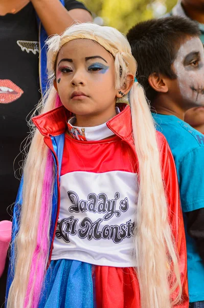 Oaxaca, Meksika - Eki 31, 2016: Ölüler Günü için Harley Quinn gibi giyinmiş tanımlanamayan kız (Dia de los Muertos), ulusal Meksika tatili, Unesco İnsanlığın Somut Olmayan Kültürel Mirası