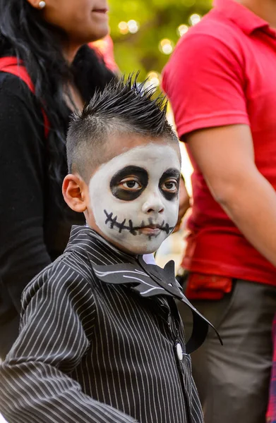 Oaxaca, Meksika - Eki 31, 2016: Ölüler Günü için zombi olarak boyanmış tanımlanamayan çocuk (Dia de los Muertos), ulusal Meksika tatili, Unesco İnsanlığın Somut Olmayan Kültürel Mirası