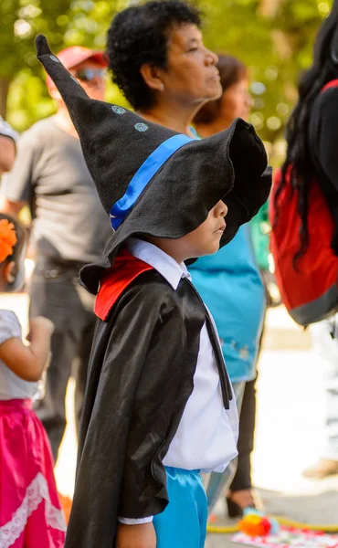 Oaxaca, Meksika - Eki 31, 2016: Ölüler Günü için giyinmiş tanımlanamayan çocuk (Dia de los Muertos), ulusal Meksika tatili, Unesco İnsanlığın Somut Olmayan Kültürel Mirası