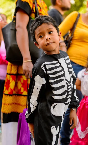 Oaxaca, Meksika - Eki 31, 2016: Ölüler Günü için bir iskelet gibi giyinmiş tanımlanamayan çocuk (Dia de los Muertos), ulusal Meksika tatili, Unesco İnsanlığın Somut Olmayan Kültürel Mirası