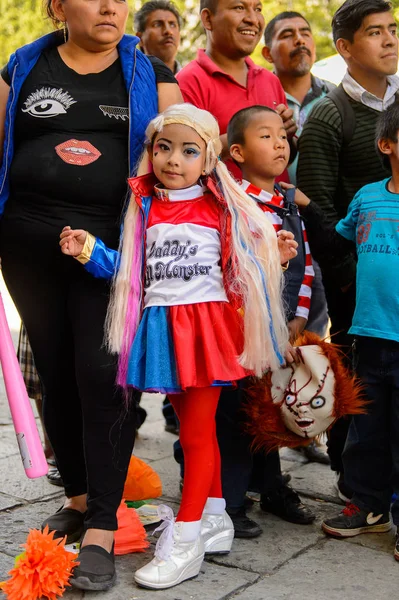 Oaxaca, Meksika - Eki 31, 2016: Ölüler Günü için Harley Quinn gibi giyinmiş tanımlanamayan kız (Dia de los Muertos), ulusal Meksika tatili, Unesco İnsanlığın Somut Olmayan Kültürel Mirası