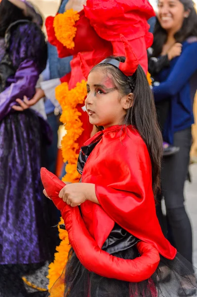 Oaxaca, Meksika - Eki 31, 2016: Ölüler Günü için Şeytan gibi giyinmiş tanımlanamayan kız (Dia de los Muertos), ulusal Meksika tatili, Unesco İnsanlığın Somut Olmayan Kültürel Mirası