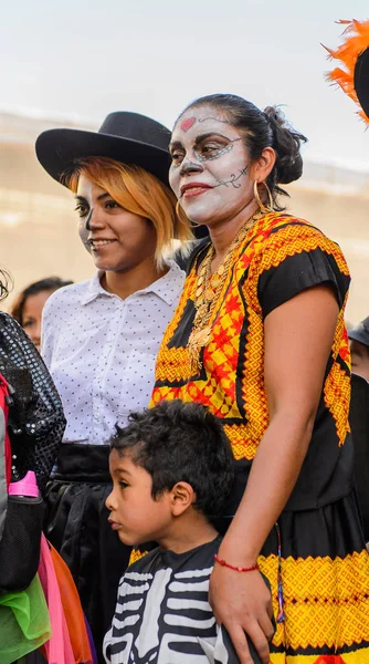 Oaxaca, Meksika - Eki 31, 2016: Ölüler Günü için giyinmiş tanımlanamayan çocuk (Dia de los Muertos), ulusal Meksika tatili, Unesco İnsanlığın Somut Olmayan Kültürel Mirası