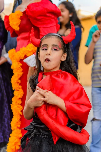 Oaxaca, Meksika - Eki 31, 2016: Ölüler Günü için Şeytan gibi giyinmiş tanımlanamayan kız (Dia de los Muertos), ulusal Meksika tatili, Unesco İnsanlığın Somut Olmayan Kültürel Mirası