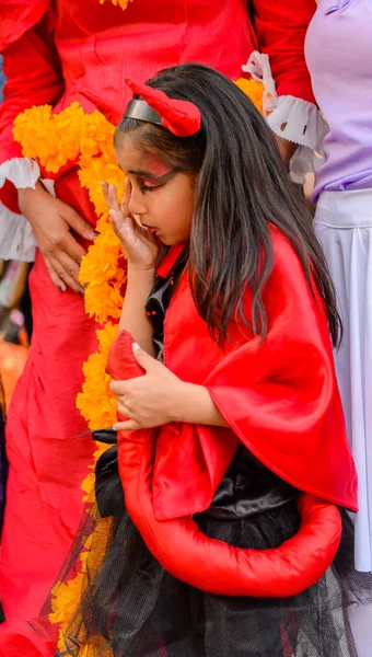 Oaxaca, Meksika - Eki 31, 2016: Ölüler Günü için Şeytan gibi giyinmiş tanımlanamayan kız (Dia de los Muertos), ulusal Meksika tatili, Unesco İnsanlığın Somut Olmayan Kültürel Mirası