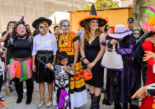 Oaxaca, Meksika - Eki 31, 2016: Ölüler Günü için giyinmiş kimliği belirsiz insanlar (Dia de los Muertos), ulusal Meksika tatili, Unesco İnsanlığın Somut Olmayan Kültürel Mirası