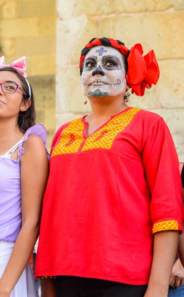 Oaxaca, Meksika - 31 Ekim 2016: Ölüler Günü için çizilen kimliği belirsiz kadın (Dia de los Muertos), ulusal Meksika tatili, Unesco İnsanlığın Somut Olmayan Kültürel Mirası