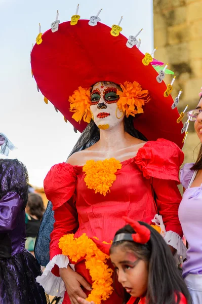 Oaxaca, Meksika - Eki 31, 2016: Ölüler Günü için giyinmiş kimliği belirsiz kadın (Dia de los Muertos), ulusal Meksika tatili, Unesco İnsanlığın Somut Olmayan Kültürel Mirası
