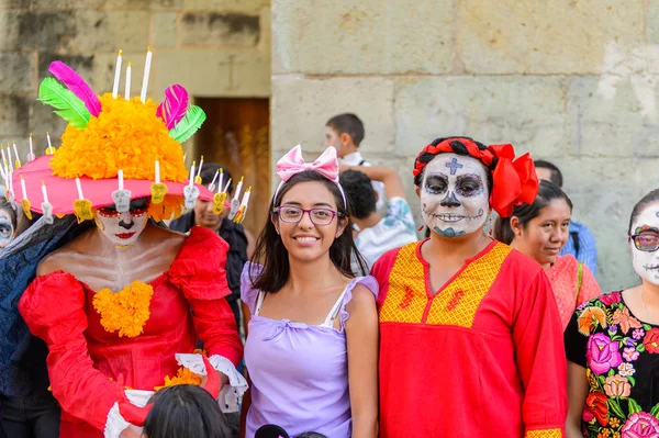 Oaxaca, Meksika - 31 Ekim 2016: Ölüler Günü için çizilen kimliği belirsiz kadın (Dia de los Muertos), ulusal Meksika tatili, Unesco İnsanlığın Somut Olmayan Kültürel Mirası