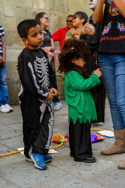 Oaxaca, Meksika - Eki 31, 2016: Ölüler Günü için iskelet gibi giyinmiş tanımlanamayan çocuk (Dia de los Muertos), ulusal Meksika tatili, Unesco İnsanlığın Somut Olmayan Kültürel Mirası