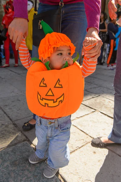 Oaxaca, Meksika - Eki 31, 2016: Ölüler Günü için bir kabak gibi giyinmiş tanımlanamayan çocuk (Dia de los Muertos), ulusal Meksika tatil, İnsanlığın Unesco Somut Olmayan Kültürel Mirası
