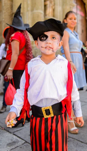 Oaxaca, Meksika - Eki 31, 2016: Kimliği belirsiz çocuk Ölüler Günü (Dia de los Muertos), ulusal Meksika tatili, Unesco İnsanlığın Somut Olmayan Kültürel Mirası için korsan giyinmiş