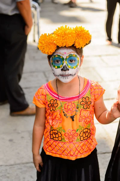 Oaxaca, Meksika - Eki 31, 2016: Ölüler Günü için boyanmış tanımlanamayan kız (Dia de los Muertos), ulusal Meksika tatili, Unesco İnsanlığın Somut Olmayan Kültürel Mirası