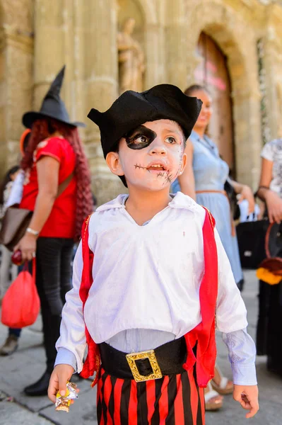 Oaxaca, Meksika - Eki 31, 2016: Kimliği belirsiz çocuk Ölüler Günü (Dia de los Muertos), ulusal Meksika tatili, Unesco İnsanlığın Somut Olmayan Kültürel Mirası için korsan giyinmiş