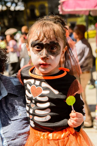 Oaxaca, Meksika - Eki 31, 2016: Lollypop ile tanımlanamayan kız Ölüler Günü için giyinmiş (Dia de los Muertos), ulusal Meksika tatil, İnsanlığın Unesco Somut Olmayan Kültürel Miras