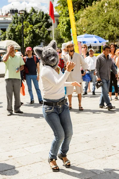 Oaxaca, Meksika - Eki 31, 2016: Ölüler Günü için kurt gibi giyinmiş tanımlanamayan kız (Dia de los Muertos), ulusal Meksika tatili, Unesco İnsanlığın Somut Olmayan Kültürel Mirası
