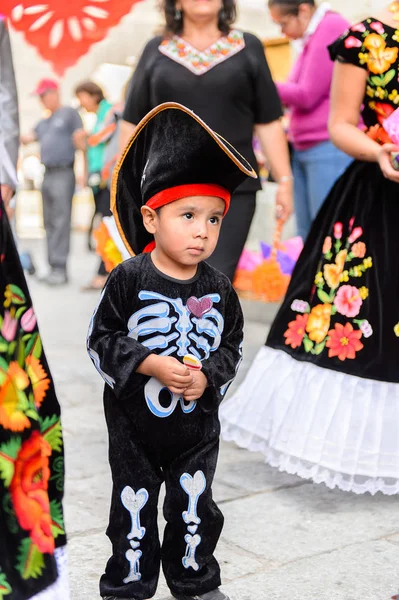 Oaxaca, Meksika - Eki 31, 2016: Ölüler Günü için korsan kılığında kimliği belirsiz çocuk (Dia de los Muertos), ulusal Meksika tatili, Unesco İnsanlığın Somut Olmayan Kültürel Mirası