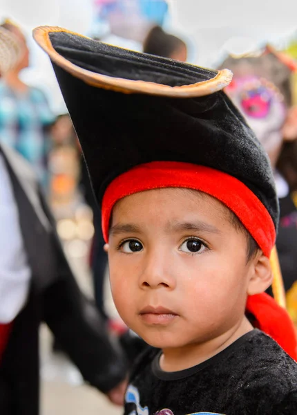 Oaxaca, Meksika - Eki 31, 2016: Ölüler Günü için korsan kılığında kimliği belirsiz çocuk (Dia de los Muertos), ulusal Meksika tatili, Unesco İnsanlığın Somut Olmayan Kültürel Mirası