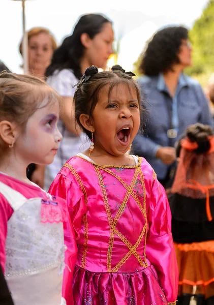 Oaxaca, Meksika - Eki 31, 2016: Kimliği belirsiz kız giyinmiş ve Ölüler Günü için boyalı (Dia de los Muertos), ulusal Meksika tatil, İnsanlığın Unesco Somut Olmayan Kültürel Miras