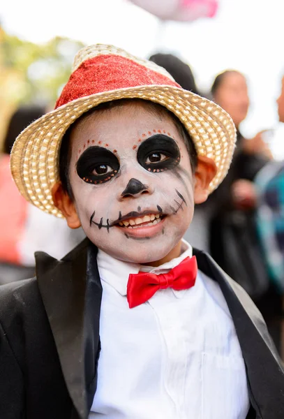 Oaxaca, Meksika - Eki 31, 2016: Ölüler Günü için zombi olarak boyanmış tanımlanamayan çocuk (Dia de los Muertos), ulusal Meksika tatili, Unesco İnsanlığın Somut Olmayan Kültürel Mirası