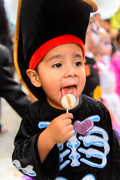 Oaxaca, Meksika - Eki 31, 2016: Ölüler Günü için korsan kılığında kimliği belirsiz çocuk (Dia de los Muertos), ulusal Meksika tatili, Unesco İnsanlığın Somut Olmayan Kültürel Mirası
