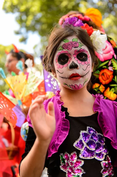 Oaxaca, Meksika - Eki 31, 2016: Kimliği belirsiz kız giyinmiş ve Ölüler Günü için boyalı (Dia de los Muertos), ulusal Meksika tatil, İnsanlığın Unesco Somut Olmayan Kültürel Miras