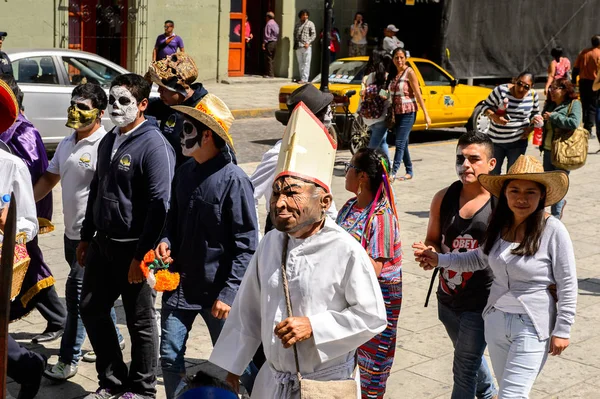 オアハカ メキシコ 2016年10月31日 死者の日 ディア ムエルトス メキシコの祝日 ユネスコ無形文化遺産の服を着て塗装された正体不明の人々 — ストック写真