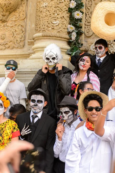 Oaxaca, Meksika - Eki 31, 2016: Kimliği belirsiz insanlar giyinmiş ve Ölüler Günü için boyalı (Dia de los Muertos), ulusal Meksika tatil, İnsanlığın Unesco Somut Olmayan Kültürel Miras