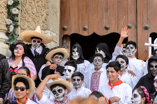 Oaxaca, Meksika - Eki 31, 2016: Kimliği belirsiz insanlar giyinmiş ve Ölüler Günü için boyalı (Dia de los Muertos), ulusal Meksika tatil, İnsanlığın Unesco Somut Olmayan Kültürel Miras