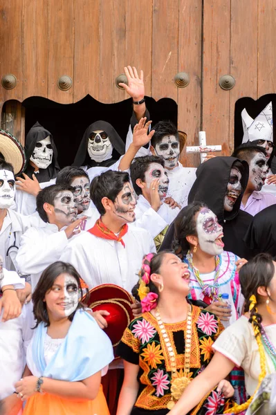 Oaxaca, Meksika - Eki 31, 2016: Kimliği belirsiz insanlar giyinmiş ve Ölüler Günü için boyalı (Dia de los Muertos), ulusal Meksika tatil, İnsanlığın Unesco Somut Olmayan Kültürel Miras
