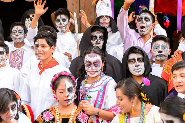 Oaxaca, Meksika - Eki 31, 2016: Kimliği belirsiz insanlar giyinmiş ve Ölüler Günü için boyalı (Dia de los Muertos), ulusal Meksika tatil, İnsanlığın Unesco Somut Olmayan Kültürel Miras