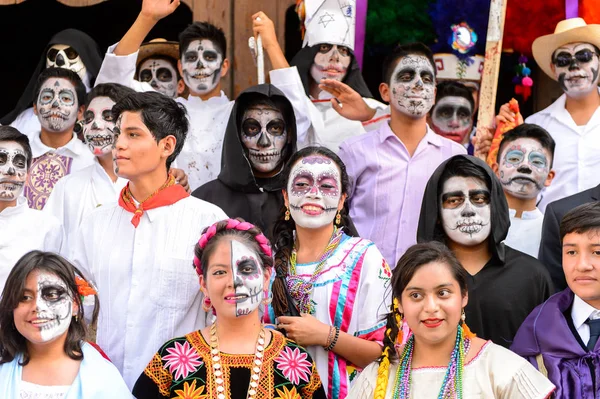 Oaxaca, Meksika - Eki 31, 2016: Kimliği belirsiz insanlar giyinmiş ve Ölüler Günü için boyalı (Dia de los Muertos), ulusal Meksika tatil, İnsanlığın Unesco Somut Olmayan Kültürel Miras