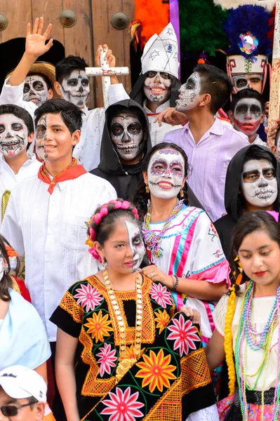 Oaxaca, Meksika - Eki 31, 2016: Kimliği belirsiz insanlar giyinmiş ve Ölüler Günü için boyalı (Dia de los Muertos), ulusal Meksika tatil, İnsanlığın Unesco Somut Olmayan Kültürel Miras