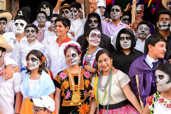 Oaxaca, Meksika - Eki 31, 2016: Kimliği belirsiz insanlar giyinmiş ve Ölüler Günü için boyalı (Dia de los Muertos), ulusal Meksika tatil, İnsanlığın Unesco Somut Olmayan Kültürel Miras