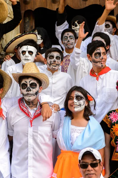 Oaxaca, Meksika - Eki 31, 2016: Kimliği belirsiz insanlar giyinmiş ve Ölüler Günü için boyalı (Dia de los Muertos), ulusal Meksika tatil, İnsanlığın Unesco Somut Olmayan Kültürel Miras